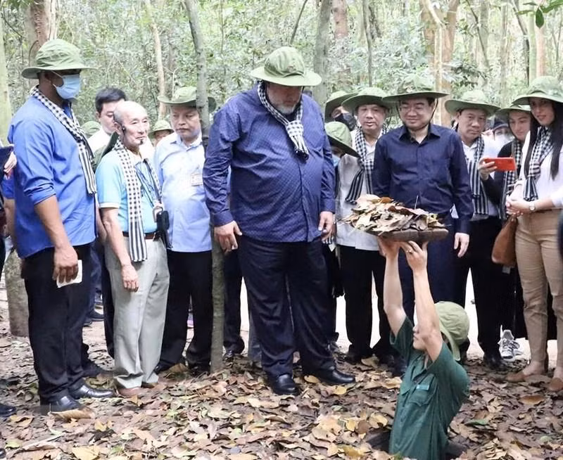 El dirigente gubernamental observa una demostración del proceso de lucha del ejército vietnamita en estos túneles.