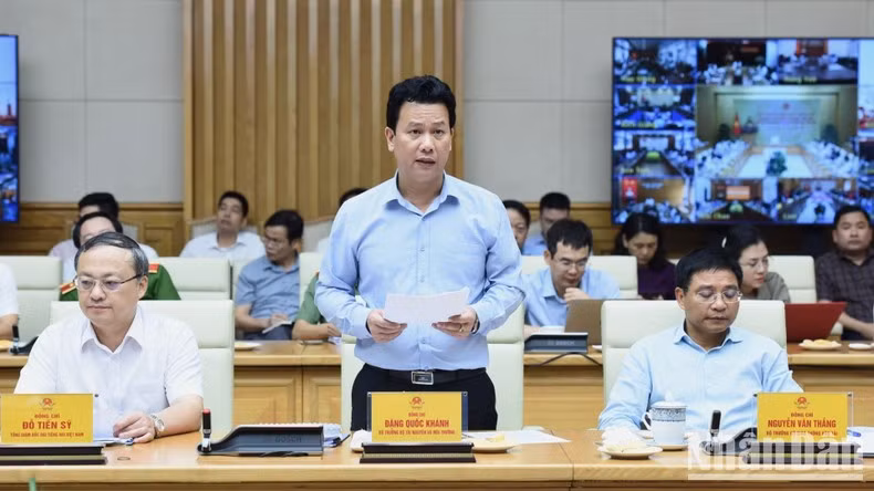 El ministro de Recursos Naturales y Medio Ambiente, Dang Quoc Khanh.