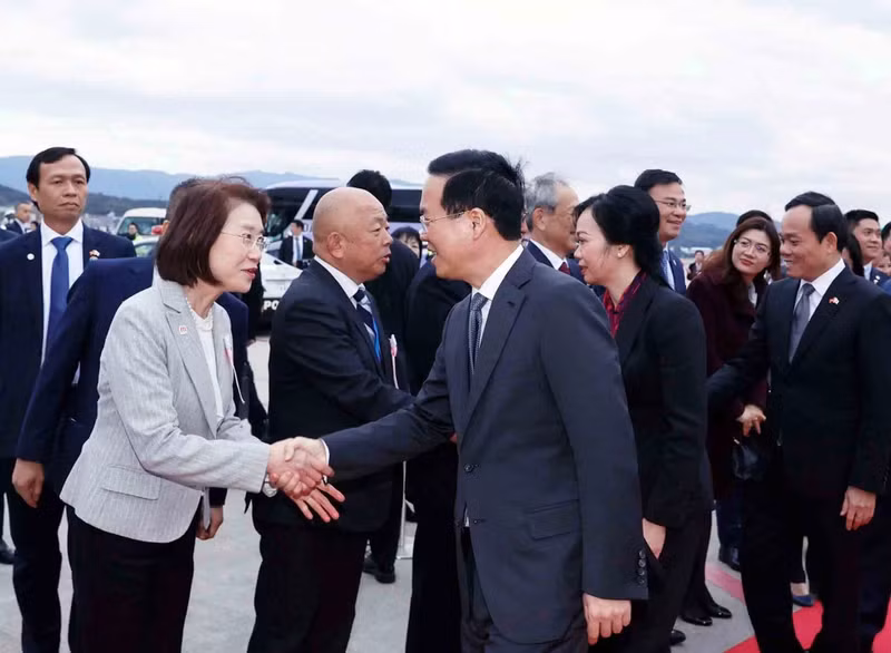 La pareja en el aeropuerto internacional de Fukuoka.