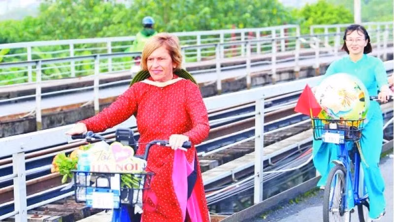 Stella Ciorra en un programa de ciclismo para promover el "ao dai" vietnamita. (Fotografía: Nhan Dan)