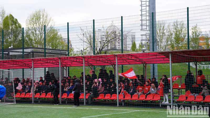 Aunque ocupados, vendedores vietnamitas en Sadovod arreglaron el tiempo para llegar al estadio y animar a los jugadores.