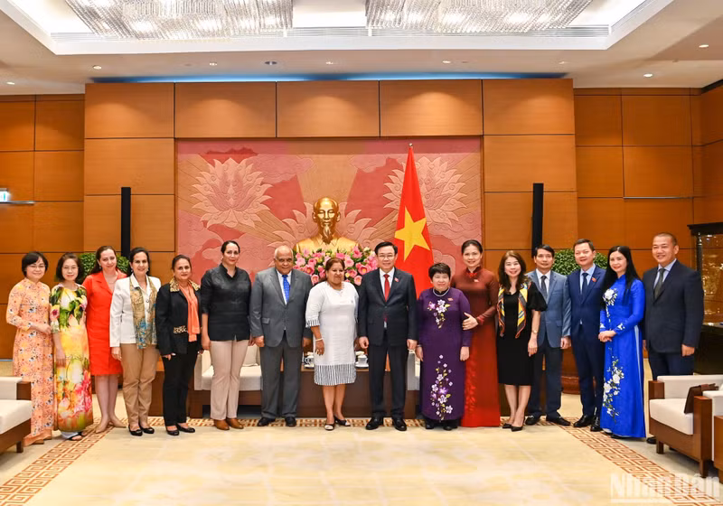 Los delegados posan para una foto. Los delegados posan para una foto.