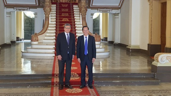 El presidente del Comité Popular de Ciudad Ho Chi Minh, Phan Van Mai (derecha), recibe al embajador de Brasil en Vietnam, Marco Farani. (Fotografía: vov.vn)