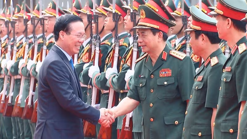 El presidente Vo Van Thuong saluda a los oficiales. (Fotografía: Nhan Dan)