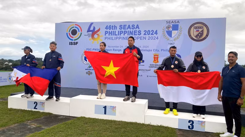 Le Nghia y Nguyen Thi Tuyet Mai reciben la medalla de oro en la modalidad de tiro de equipo mixto. (Fotografía: hanoimoi.vn)