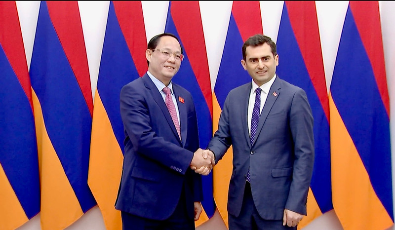 El vicepresidente de la Asamblea Nacional de Vietnam Tran Quang Phuong y su homólogo de Armenia, Hakob Arshakyan. (Fotografía: quochoi.vn)