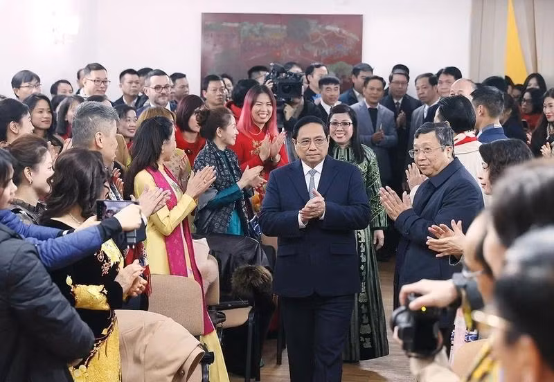 El jefe de Gobierno y su cónyuge visitan a coterráneos en Rumania.