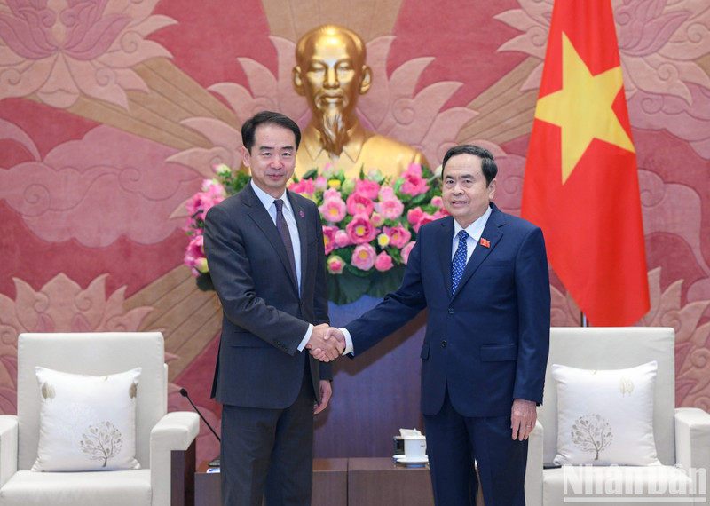 El presidente de la Asamblea Nacional de Vietnam, Tran Thanh Man, y el embajador de China en el país, He Wei. (Fotografía: Nhan Dan)
