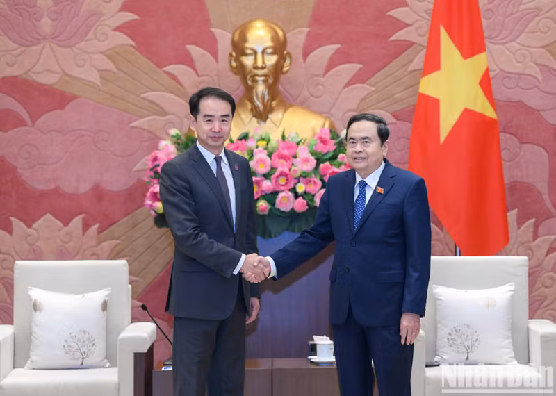 El presidente de la Asamblea Nacional de Vietnam, Tran Thanh Man, y el embajador de China en el país, He Wei. (Fotografía: Nhan Dan)