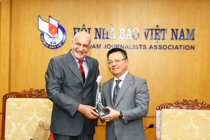 El presidente de la Unión de Periodistas de Cuba entrega un regalo de recuerdo al compañero Le Quoc Minh. (Fotografía: congluan.vn)