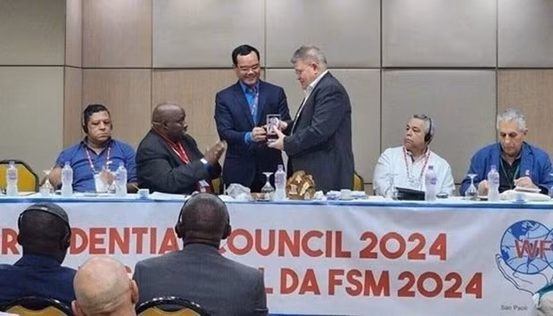 En el evento, el presidente de la Confederación General del Trabajo de Vietnam, Nguyen Dinh Khang, entrega un recuerdo a la junta directiva de la Federación Sindical Mundial. (Fotografía: VNA)