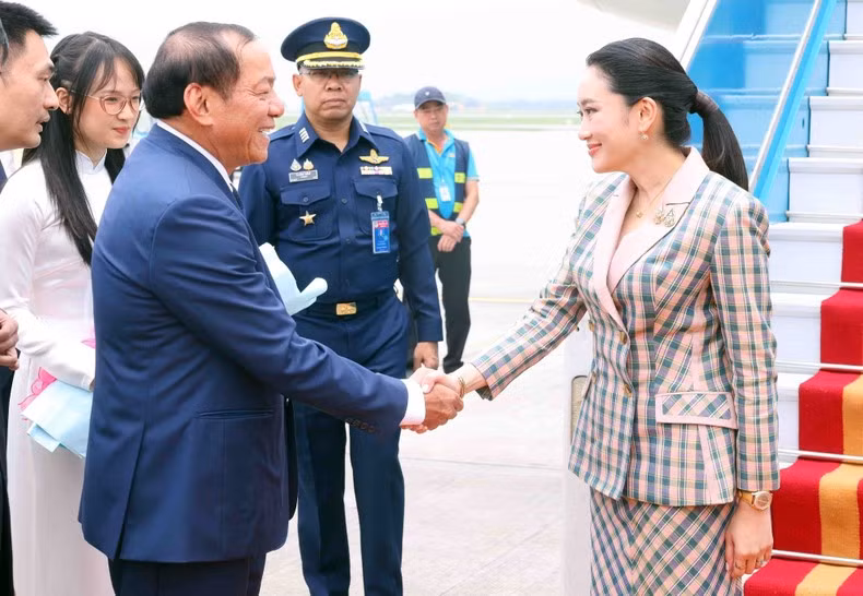 El ministro de Cultura, Deportes y Turismo de Vietnam, Nguyen Van Hung, recibe a la primera ministra de Tailandia, Paetongtarn Shinawatra, en el aeropuerto internacional de Noi Bai.