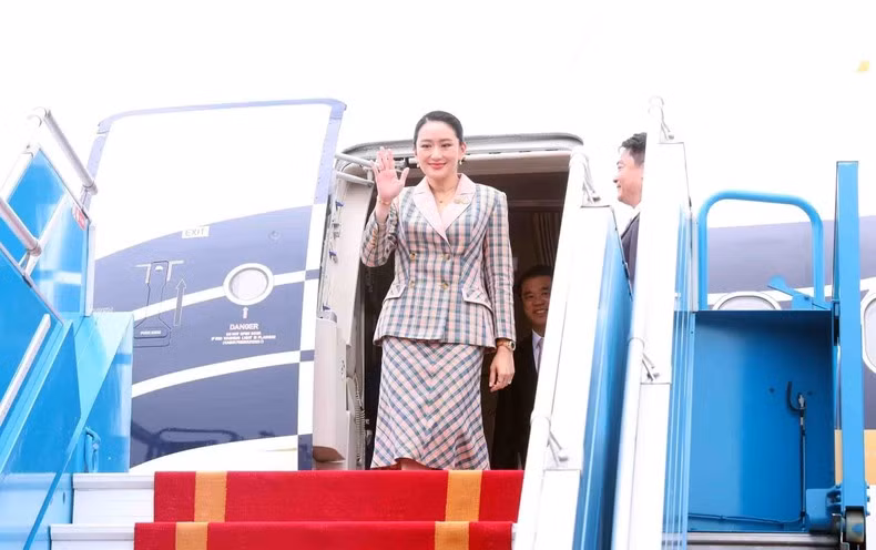 La primera ministra de Tailandia, Paetongtarn Shinawatra, llega al aeropuerto internacional de Noi Bai, para una visita oficial a Vietnam.