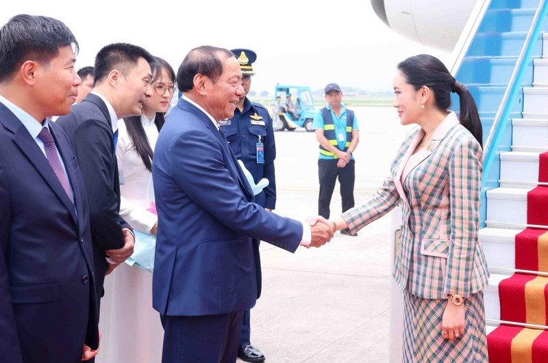 La primera ministra de Tailandia, Paetongtarn Shinawatra, es recibida en el aeropuerto internacional de Noi Bai, en Hanói, por el ministro de Cultura, Deportes y Turismo, Nguyen Van Hung. (Fotografía: VNA)