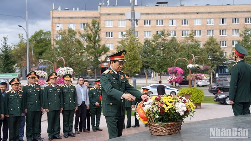 El ministro de Defensa de Vietnam, general Phan Van Giang, coloca una ofrenda floral ante el monumento del Presidente Ho Chi Minh en Moscú. (Fotografía: Nhan Dan)