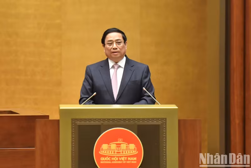 El primer ministro, Pham Minh Chinh, diserta sobre el tema "Continuar renovando y mejorando la calidad de las políticas sociales, para cumplir los requisitos de la empresa de construcción y defensa de la Patria en el nuevo período".