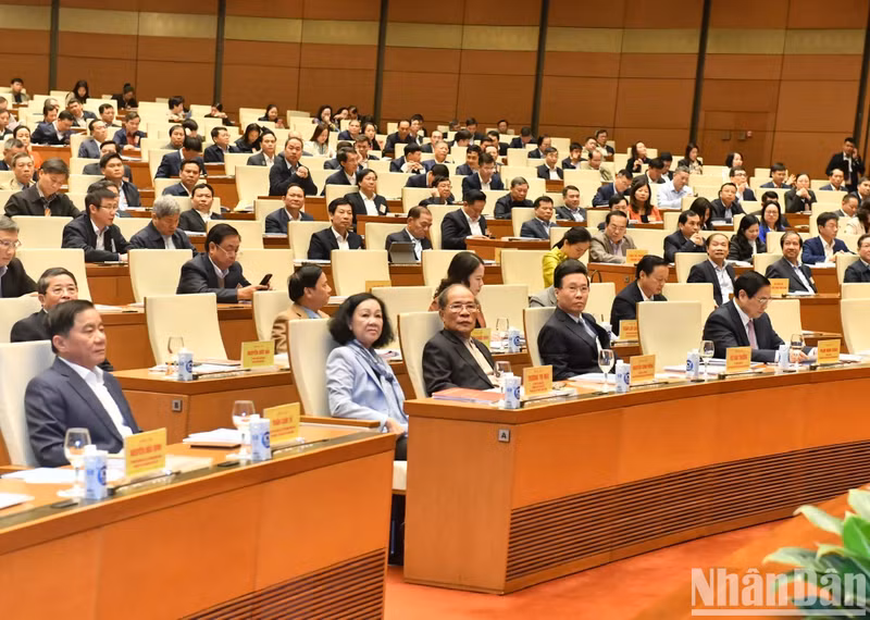 Asisten al simposio dirigentes actuales y anteriores del Estado y del Partido.