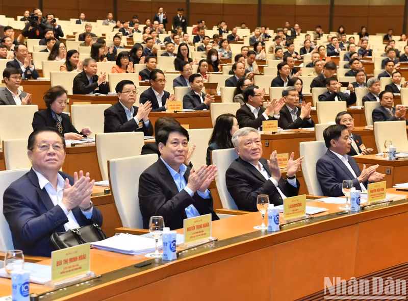 Asisten al simposio dirigentes actuales y anteriores del Estado y del Partido.