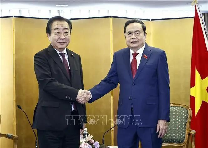 El presidente de la Asamblea Nacional de Vietnam, Tran Thanh Man (derecha), y el titular del Partido Democrático Constitucional de Japón, Noda Yoshihiko. (Fotografía: VNA)