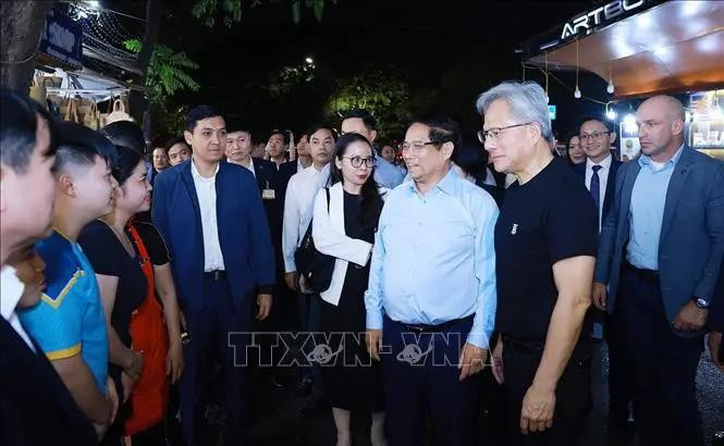 El primer ministro de Vietnam, Pham Minh Chinh, y el presidente de NVIDIA, Jensen Huang, en la actividad. (Fotografía: VNA)