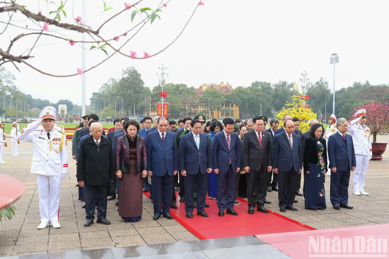 Dirigentes y exdirigentes vietnamitas rinden homenaje al Presidente Ho Chi Minh en ocasión del Tet. (Fotografía: Nhan Dan)