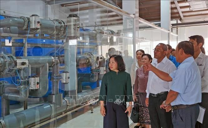 Delegación de Laos visita la empresa de Viet-Uc Ca Mau. (Fotografía: VNA)