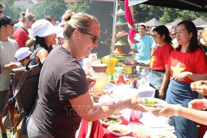 Visitantes en el pabellón vietnamita. (Fotografía: VNA)