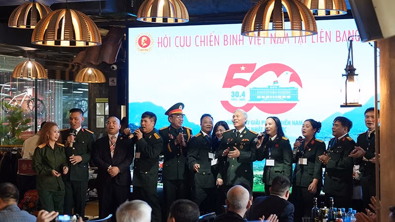 Veteranos de guerra vietnamitas en Rusia celebran el aniversario de la liberación del Sur y la reunificación de su Patria. (Fotografía: Nhan Dan)