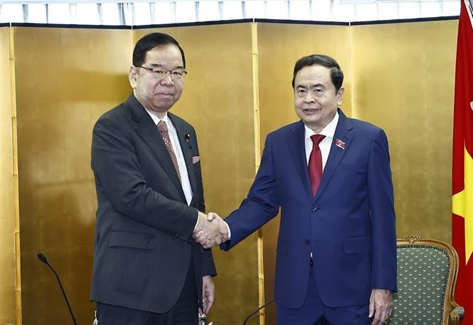 El presidente de la Asamblea Nacional de Vietnam, Tran Thanh Man (derecha), y el titular del Presídium del Comité Central del Partido Comunista de Japón, Shii Kazuo. (Fotografía: VNA)