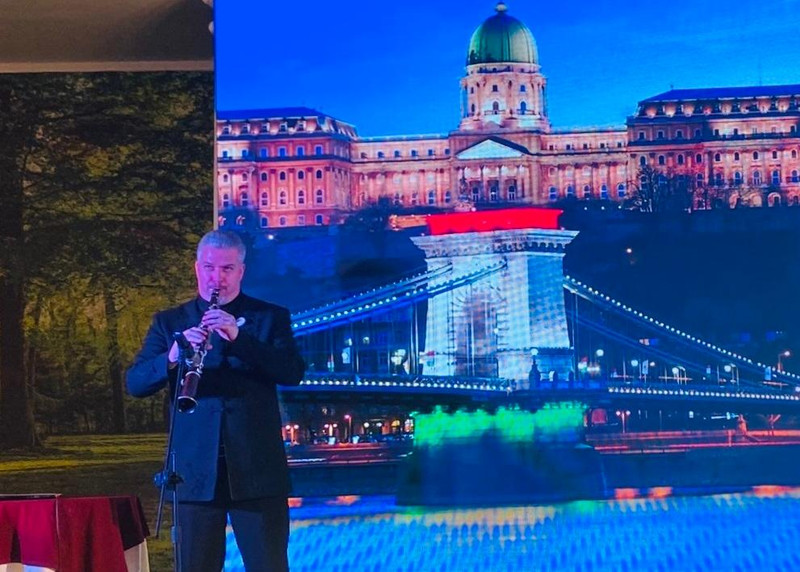 El artista József Terék actúa en el evento. (Fotografía: thoidai.com.vn)