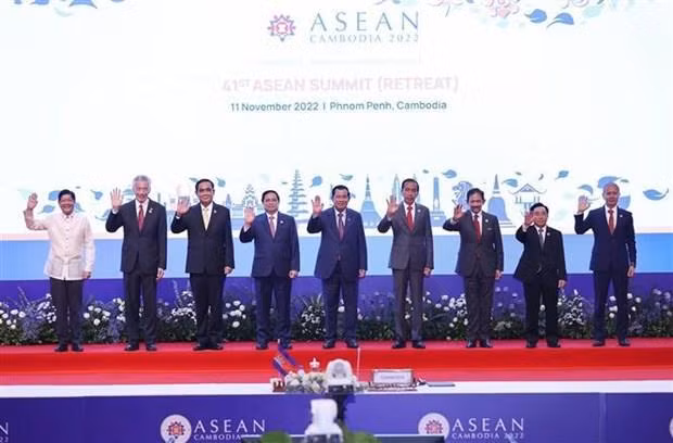 El primer ministro de Vietnam, Pham Minh Chinh, y los jefes de las delegaciones en las recién concluidas Cumbres de la Asean. (Fotografía: VNA)
