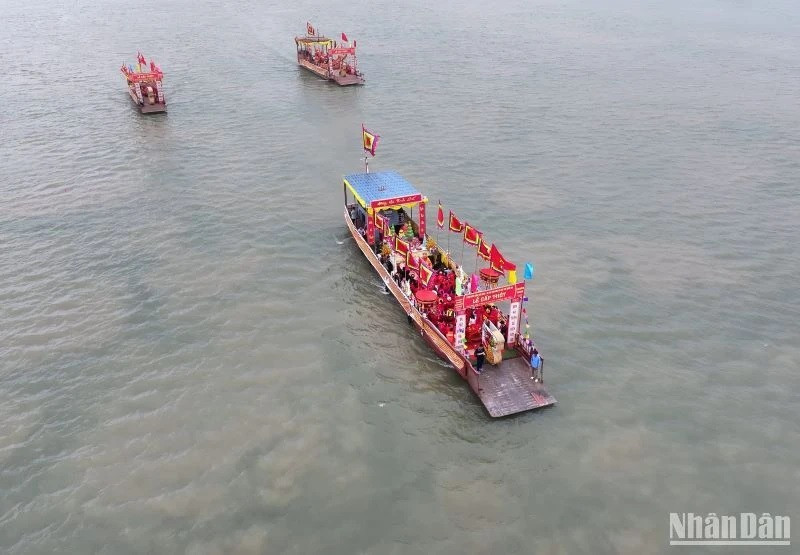 Desde el muelle de Nhat Tao, a orillas del río Rojo en la comuna de Tien Duc, del distrito de Hung Ha, donde se sitúa la Zona de Reliquias Nacionales Especiales de tumbas y del Templo dedicados a los reyes de la dinastía Tran, tres barcos parten hacia el cruce fluvial entre Thai Binh y las vecinas provincias de Hung Yen y Ha Nam para recoger agua.