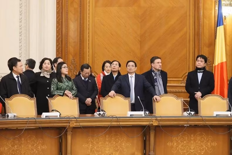 La delegación vietnamita recorre el recinto.