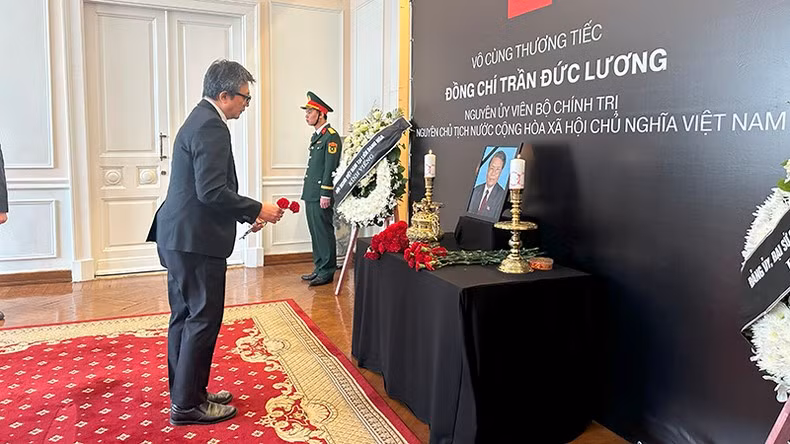 Un representante de la Embajada de Indonesia en Rusia presenta sus respetos.