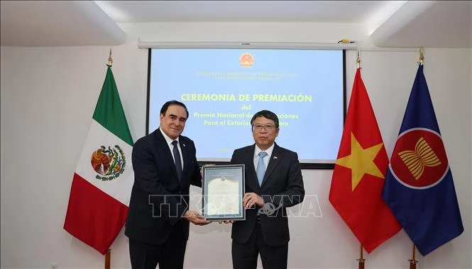 El embajador de Vietnam en México, Nguyen Van Hai, entrega el premio a Mouris Salloum George, director general del Club de Periodistas de México. (Fotografía: VNA)