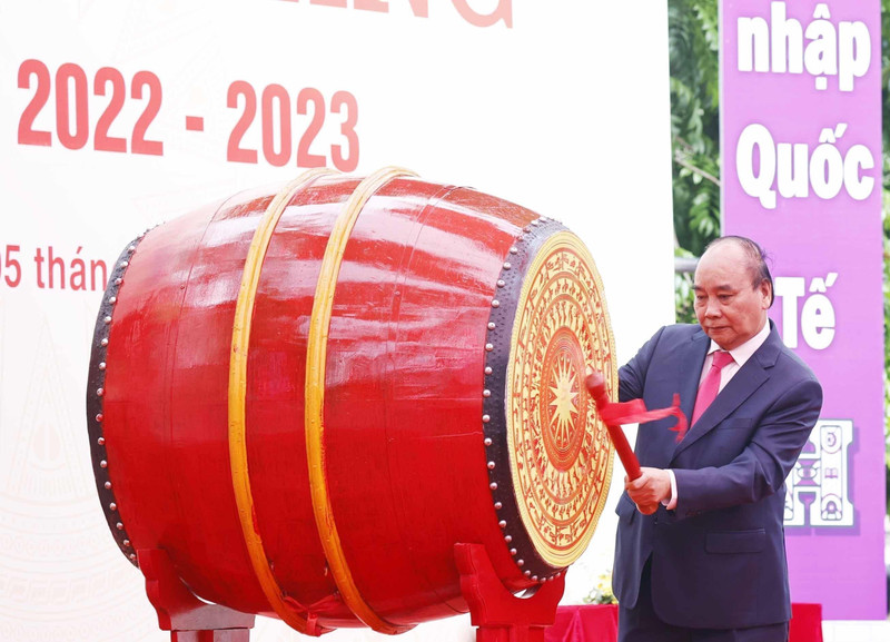 El presidente de Vietnam, Nguyen Xuan Phuc, toca el tambor para inaugurar el nuevo año escolar en el Bachillerato especializado en Ciencia Natural de la Universidad Nacional de Hanói. (Fotografía: VNA)