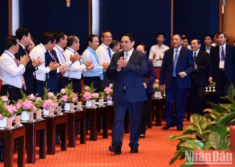 El primer ministro Pham Minh Chinh llega al lugar de la conferencia.