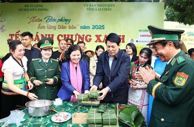 El presidente de Vietnam, Luong Cuong, participa en la elaboración de "banh chung". (Fotografía: VNA)