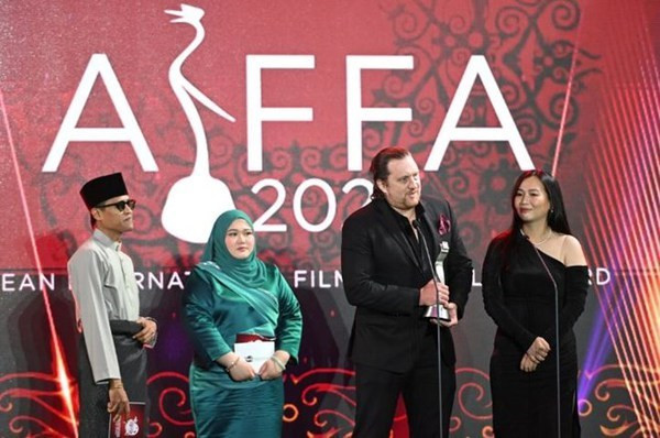 El director Aron Toronto y la guionista Nha Uyen subieron al escenario para recibir el premio en representación de Kim B. (Fotografía: Comité Organizador)