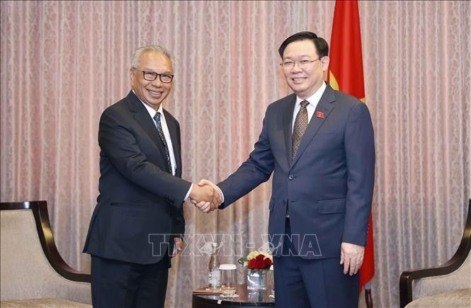 El presidente de la Asamblea Nacional de Vietnam, Vuong Dinh Hue, recibe al vicepresidente de Ciputra, Budiarsa Sastrawinata,. (Fotografía: VNA)