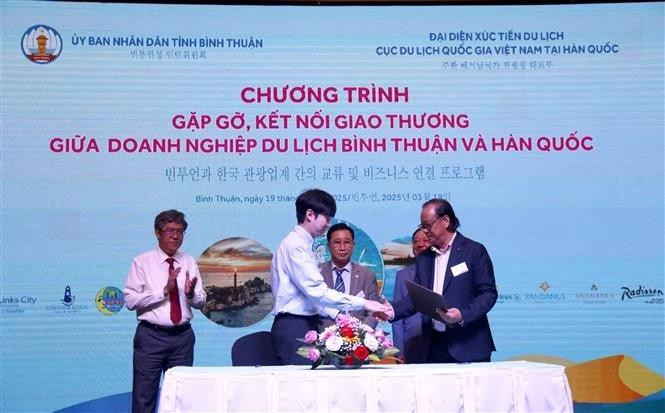 La Asociación de Turismo de Binh Thuan y la empresa Hanatour de Corea del Sur firrman un acuerdo de colaboración. (Fotografía: VNA)
