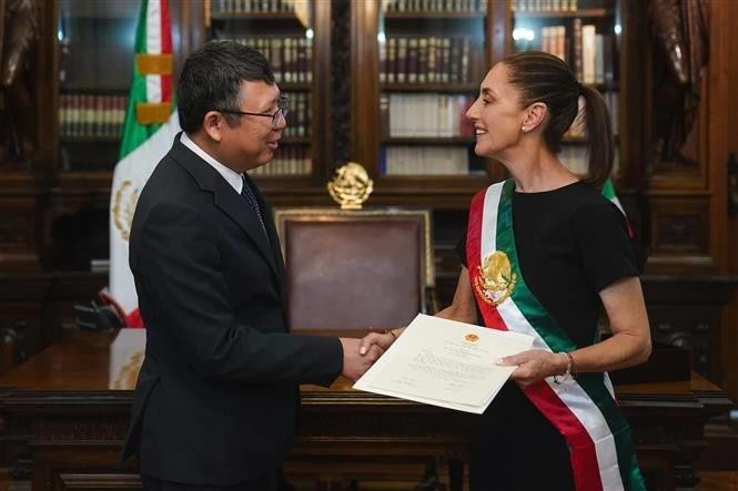 El embajador de Vietnam en México, Nguyen Van Hai, presenta las cartas credenciales a la presidenta de México, Claudia Sheinbaum. (Fotografía: VNA)