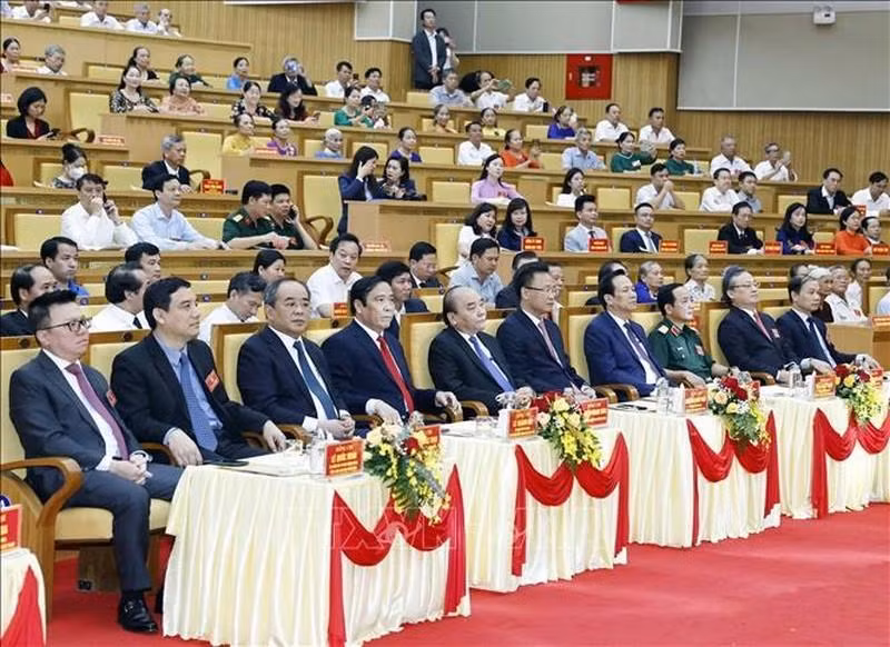 El dirigente y delegados en la ceremonia.
