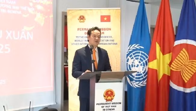 El embajador vietnamita Mai Phan Dung habla en el evento. (Fotografía: VNA)