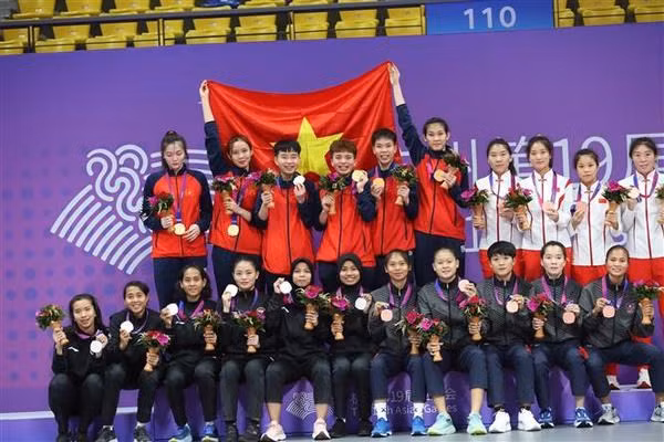 Los equipos femeninos de sepak takraw de Vietnam, Indonesia, Laos y China. (Fotografía: VNA)