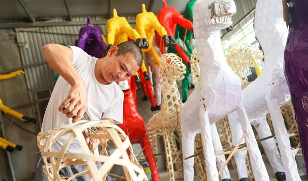El pueblo de Phuc Am (distrito de Thuong Tin) se dedica a la fabricación de artículos votivos. (Fotografía: hanoimoi.vn)