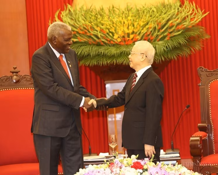 El secretario general del Partido Comunista de Vietnam, Nguyen Phu Trong, recibe el 27 de septiembre de 2023 a Esteban Lazo Hernández, presidente de la Asamblea Nacional del Poder Popular de Cuba, en ocasión de su viaje a Vietnam para asistir a la conmemoración del 50 aniversario de la visita del Comandante en Jefe Fidel Castro a la zona liberada del Sur. El secretario general del Partido Comunista de Vietnam, Nguyen Phu Trong, recibe el 27 de septiembre de 2023 a Esteban Lazo Hernández, presidente de la Asamblea Nacional del Poder Popular de Cuba, en ocasión de su viaje a Vietnam para asistir a la conmemoración del 50 aniversario de la visita del Comandante en Jefe Fidel Castro a la zona liberada del Sur.