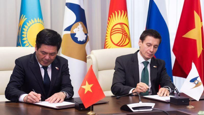 El ministro de Industria y Comercio de Vietnam, Nguyen Hong Dien, y el titular de Comercio de la CEE, Andrey Slepnev. (Fotografía: Nhan Dan)