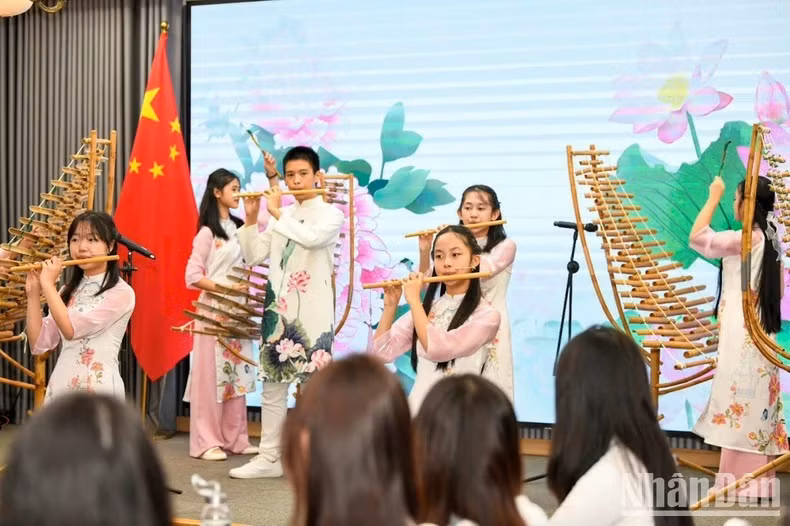 Una actuación artística en la reunión con las primeras damas. Una actuación artística en la reunión con las primeras damas.