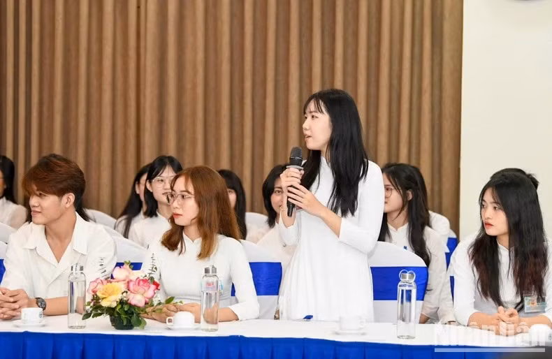 Una estudiante habla en el encuentro. Una estudiante habla en el encuentro.